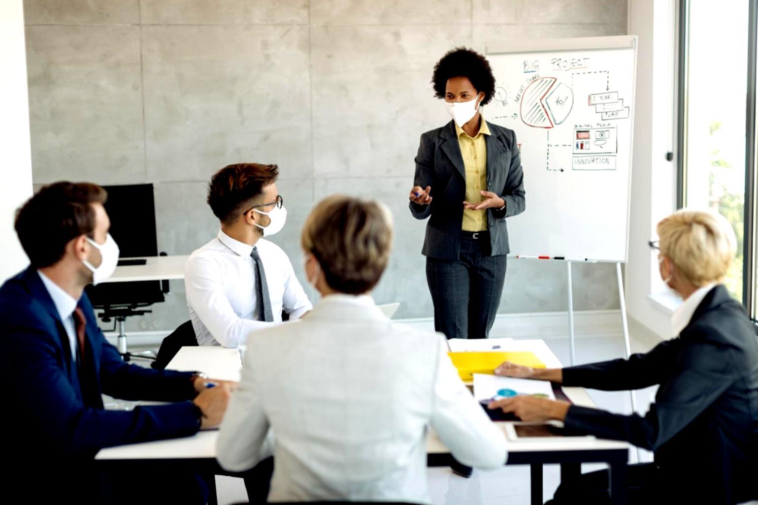 Analyse de documents budgétaires sur un bureau avec calculatrice et graphiques financiers