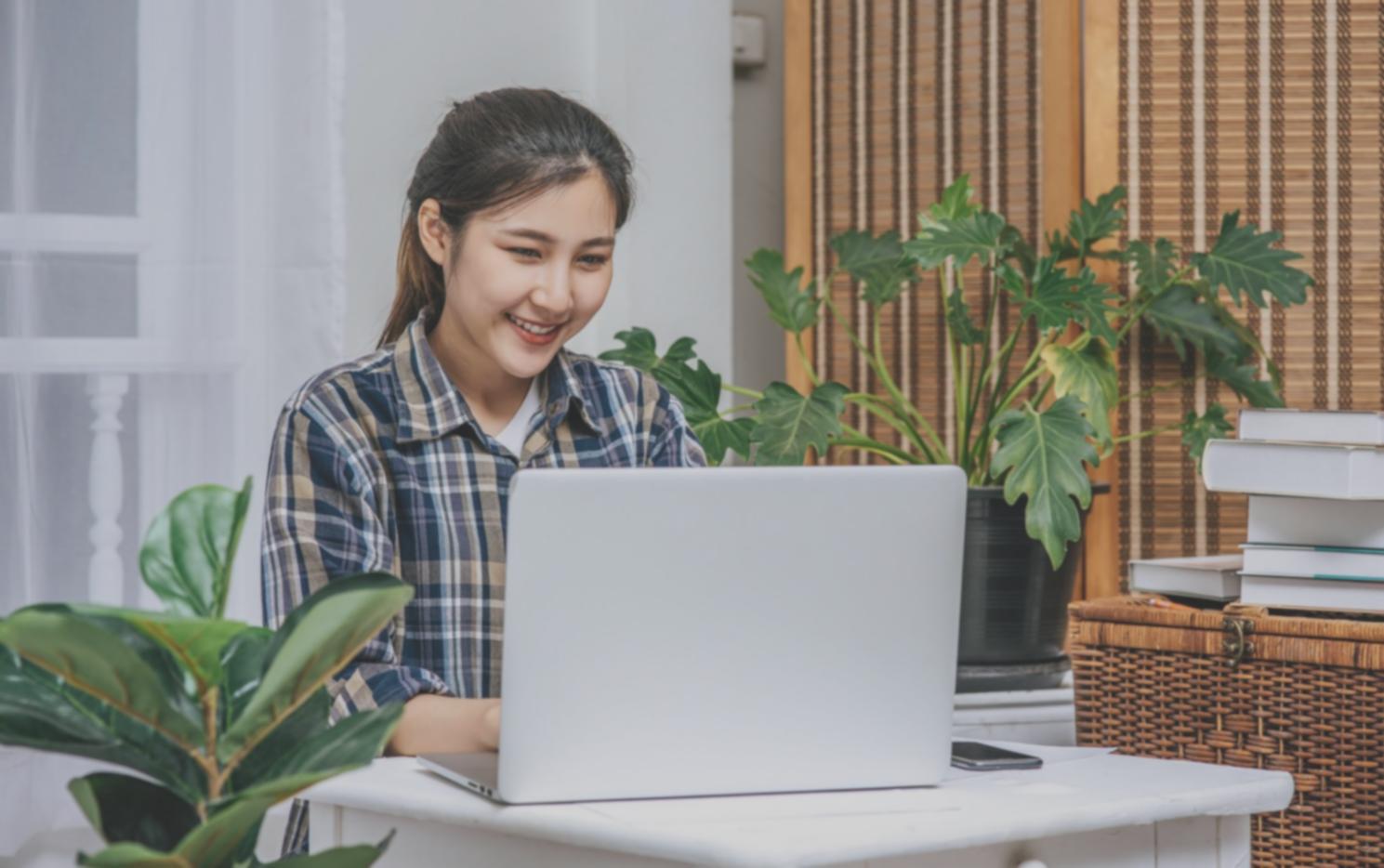 Personne analysant des données financières avec graphiques de tendances sur ordinateur