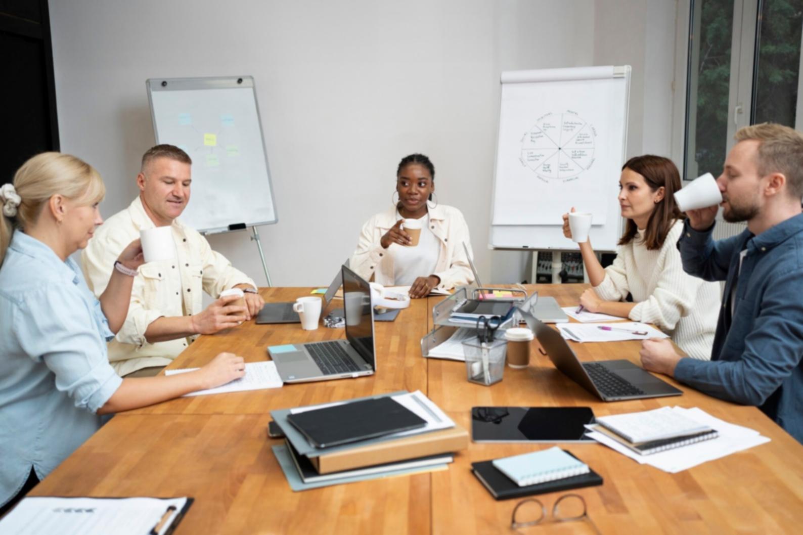 Formation en salle avec participants travaillant sur des exercices budgétaires pratiques