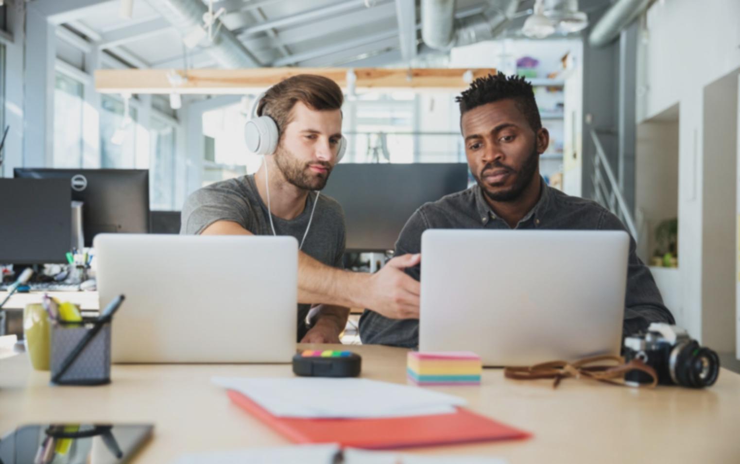 Équipe crynalithos travaillant sur des analyses budgétaires